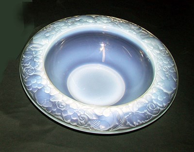 Lot 278 - Art Deco Style Opalescent Glass Bowl The rim...