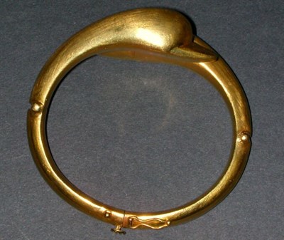 Lot 317 - Gold Swan Bangle Bracelet 18 kt. yellow gold,...