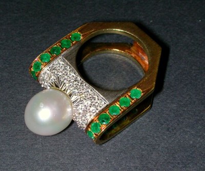 Lot 363 - Cultured Pearl and Diamond Ring 18 kt. yellow...