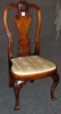 Lot 432 - Queen Anne Walnut Side Chair The shell carved...