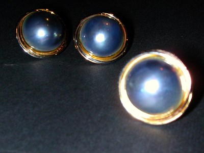 Lot 164 - Gray Pearl Ring and Pair of Earclips 14 kt....