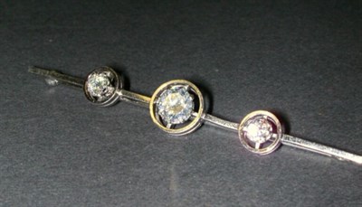 Lot 454 - Diamond Bar Pin Platinum, set to the center...