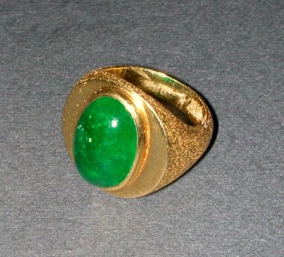 Lot 385 - Gentleman's Emerald Ring 19 kt. yellow gold,...