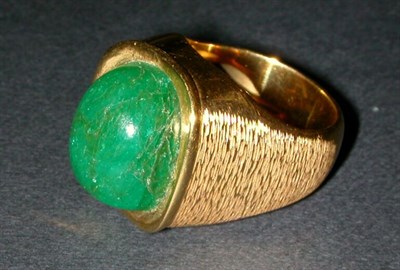Lot 255 - Gentleman's Gold and Emerald Ring The 19 kt....