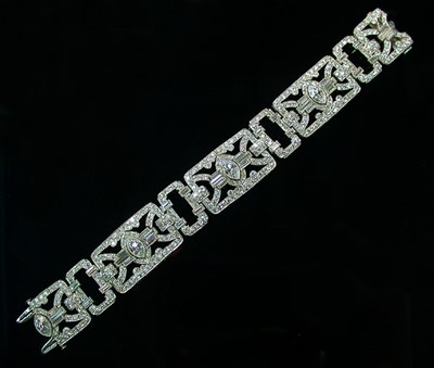 Lot 450 - Diamond Bracelet Platinum, the flexible...