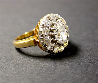 Lot 409 - Diamond Cluster Ring 18 kt. yellow gold, set...
