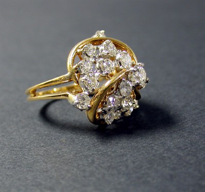 Lot 396 - Diamond Cluster Ring 18 kt. yellow gold, of...