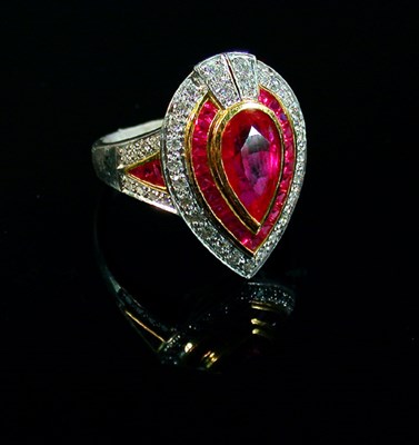 Lot 209 - Ruby and Diamond Ring 18 kt. yellow and white...