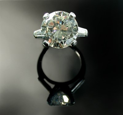 Lot 451 - Diamond Engagement Ring Platinum, set to the...