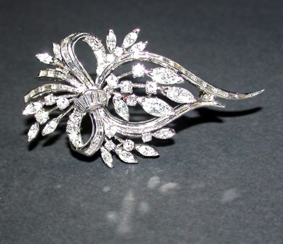 Lot 390 - Diamond Spray Pin 14 kt. white gold, of ribbon...