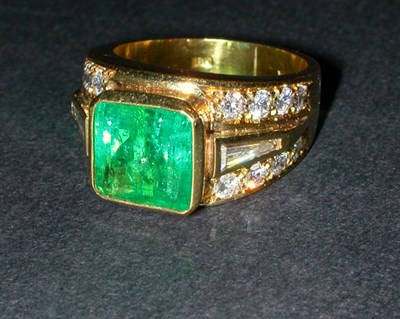 Lot 350 - Emerald and Diamond Ring 18 kt. yellow gold,...