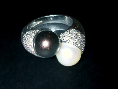 Lot 275 - Diamond and Cultured Pearl Ring 14 kt. white...