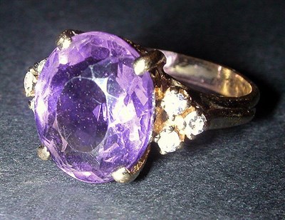 Lot 58 - Amethyst and Diamond Ring 14 kt. yellow gold,...
