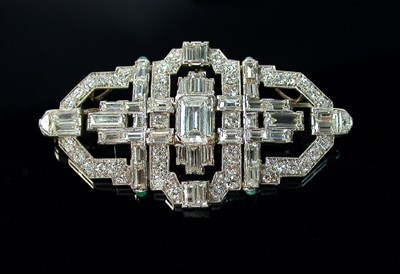 Lot 452 - Art Deco Diamond Bar Pin Platinum, set to the...