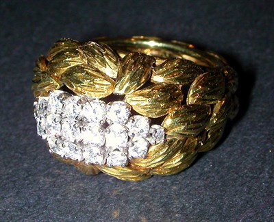 Lot 125 - Diamond Cluster Ring The 18 kt. yellow gold...