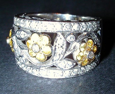 Lot 123 - Diamond Flower Ring 18 kt. white gold, the...
