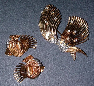 Lot 305 - Diamond Pin and Pair of Earclips 18 kt. yellow...