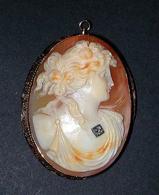 Lot 87 - Italian Shell Cameo Pin The 14 kt. yellow gold...