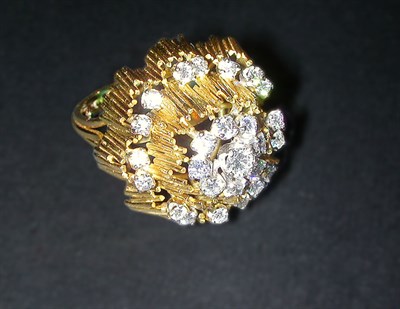 Lot 283 - Diamond Cluster Ring 18 kt. yellow gold, of...