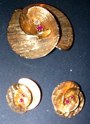 Lot 168 - Gold Pin and Pair of Earclips 14 kt. yellow...