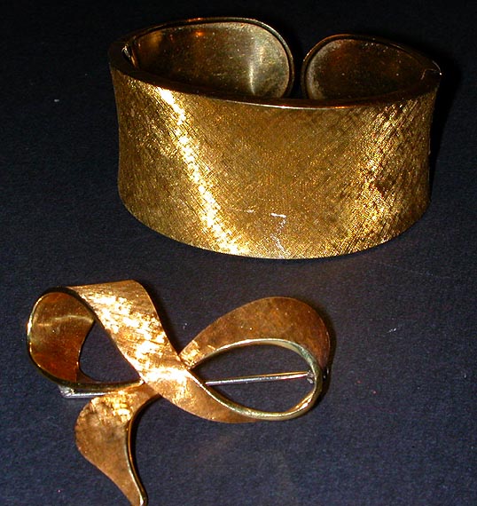 Lot 161 - Gold Cuff Bracelet and Pin 18 kt. yellow gold,...