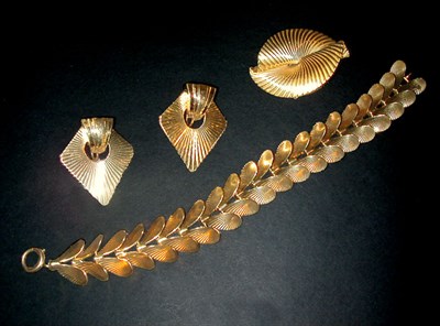 Lot 261 - Group of Gold Jewelry 14 kt. yellow gold,...