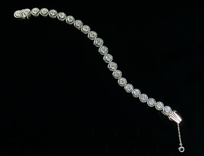 Lot 464 - Diamond Line Bracelet Platinum, continuously...