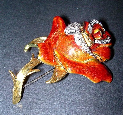 Lot 77 - Diamond and Enamel Flower Pin 18 kt. yellow...