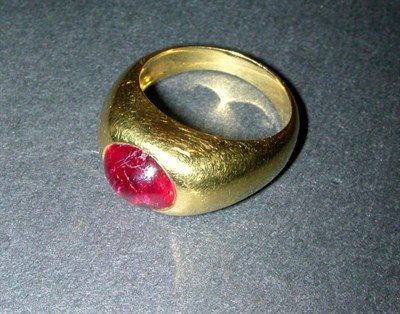 Lot 199 - Ruby Ring 18 kt. yellow gold, the gypsy...