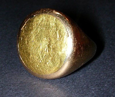 Lot 101 - Gold Coin Ring Yellow gold, the mounting set...