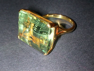 Lot 83 - Beryl Ring 18 kt. yellow gold, set to the...