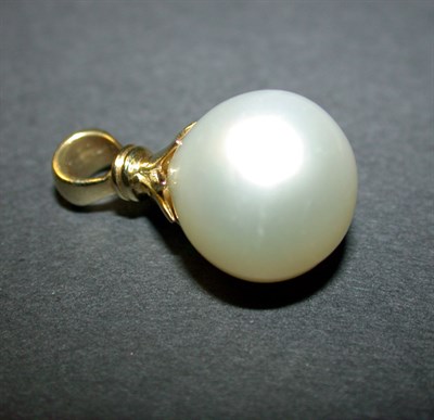 Lot 394 - Large Cultured Pearl Pendant 14 kt. yellow...