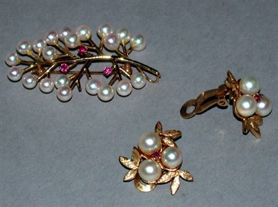 Lot 86 - Cultured Pearl Pin and Earring Set 14 kt....
