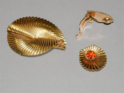 Lot 122 - Gold Pin and Earrings Set 14 kt. yellow gold,...