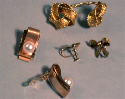 Lot 100 - Three Pairs of Gold Earrings 14 kt. yellow...
