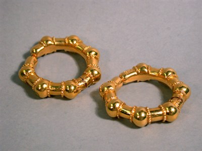 Lot 163 - Pair of Gold Hoop Earclips 18 kt. yellow gold,...