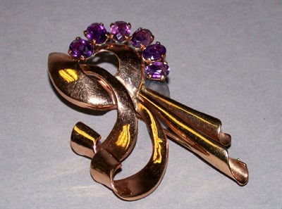 Lot 102 - Retro Gold and Amethyst Pin 14 kt. yellow gold,...