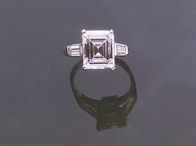Lot 297 - Diamond Engagement Ring Platinum, set to the...