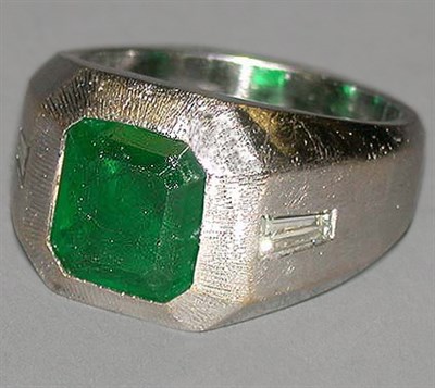 Lot 141 - Gentleman's Emerald and Diamond Ring 14 kt....