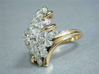 Lot 182 - Diamond Cluster Ring 14 kt. white gold, set...