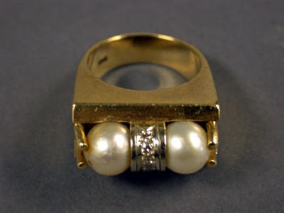 Lot 107 - Diamond and cultured pearl ring, yellow gold,...