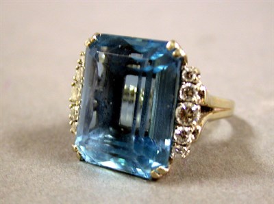 Lot 246 - Diamond and Aquamarine Ring