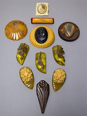 Lot 750 - Group of Bakelite Jewelry