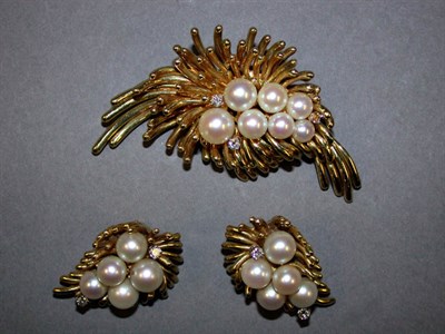 Lot 347 - Gold and Cultured Pearl Pin and Earrings Set