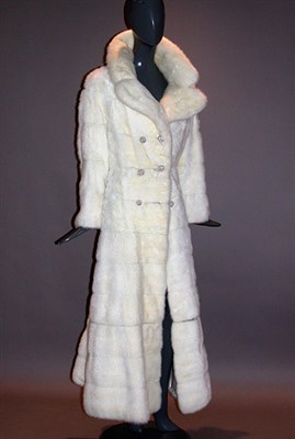 Lot 925 - White Mink Coat