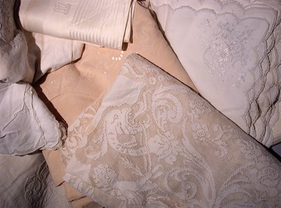 Lot 910 - Group of Linens