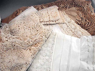 Lot 911 - Group of Linen