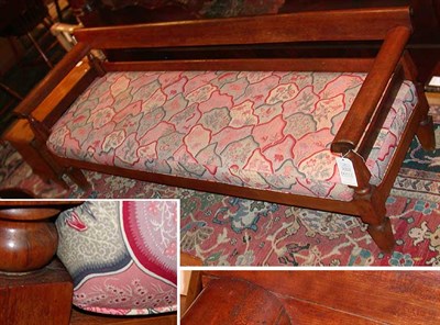 Lot 81 - American Maple Settee The open slat back above...