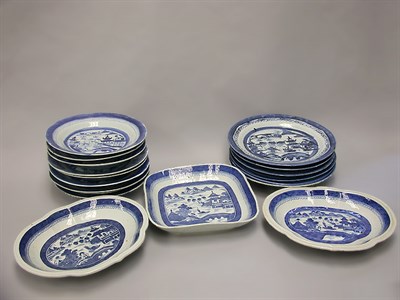 Lot 49 - GROUP OF CHINESE EXPORT BLUE AND WHITE...