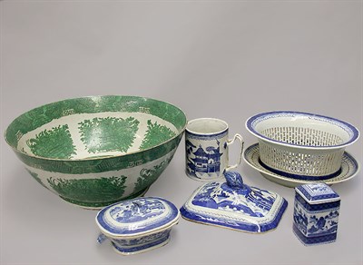 Lot 60 - GROUP OF CHINESE EXPORT STYLE PORCELAINS 19th...